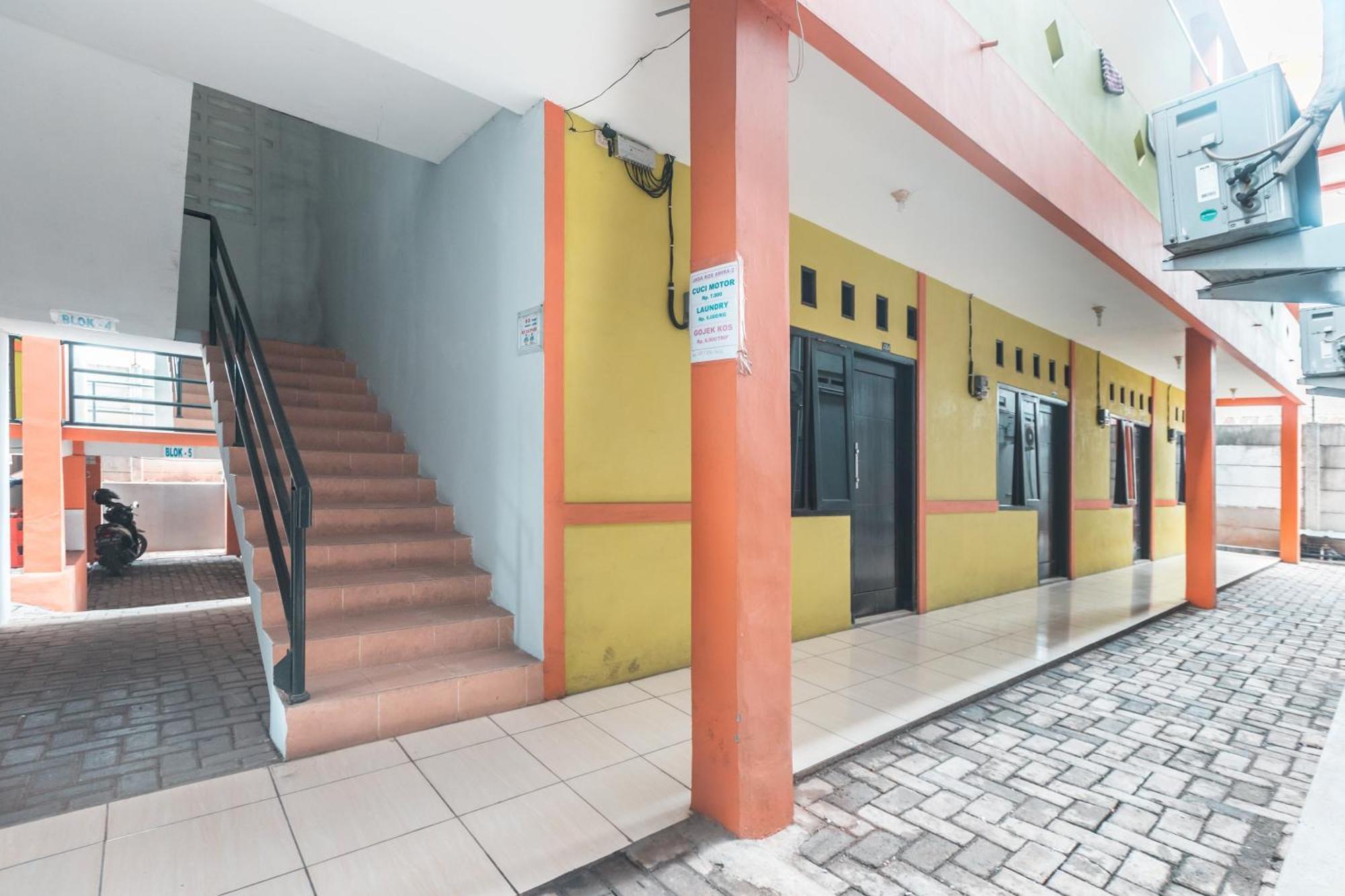 Oyo Living 1756 Amira Guest House Bekasi Dış mekan fotoğraf
