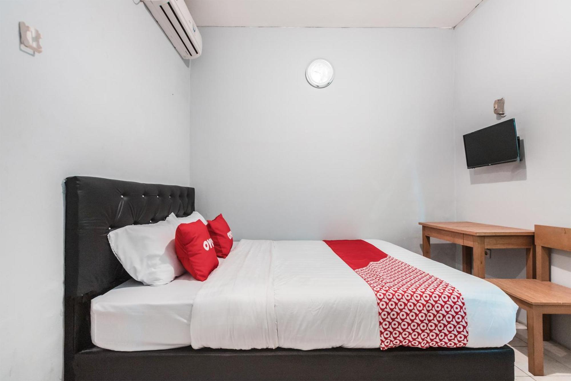 Oyo Living 1756 Amira Guest House Bekasi Dış mekan fotoğraf